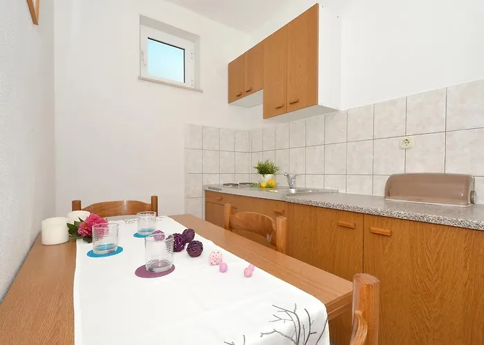 Uljevic-close To The * トロギール