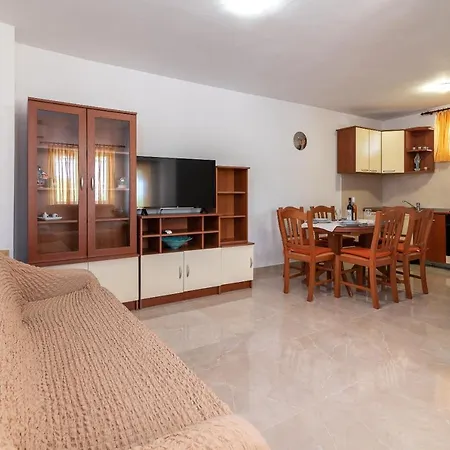 Appartamento Uljevic-close To The Traù