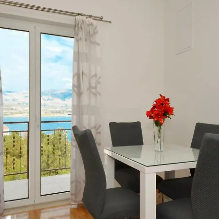 Appartamento Uljevic-close To The Traù